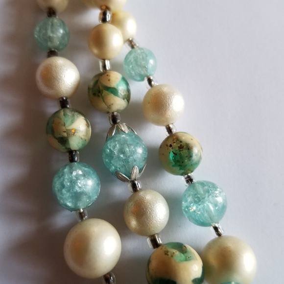 Relisted -Vintage three strand necklace Blue and off white plastic beads - Picture 7 of 16